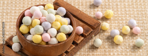 Foto Raw colorful mini glutinous rice balls tangyuan for winter solstice festival