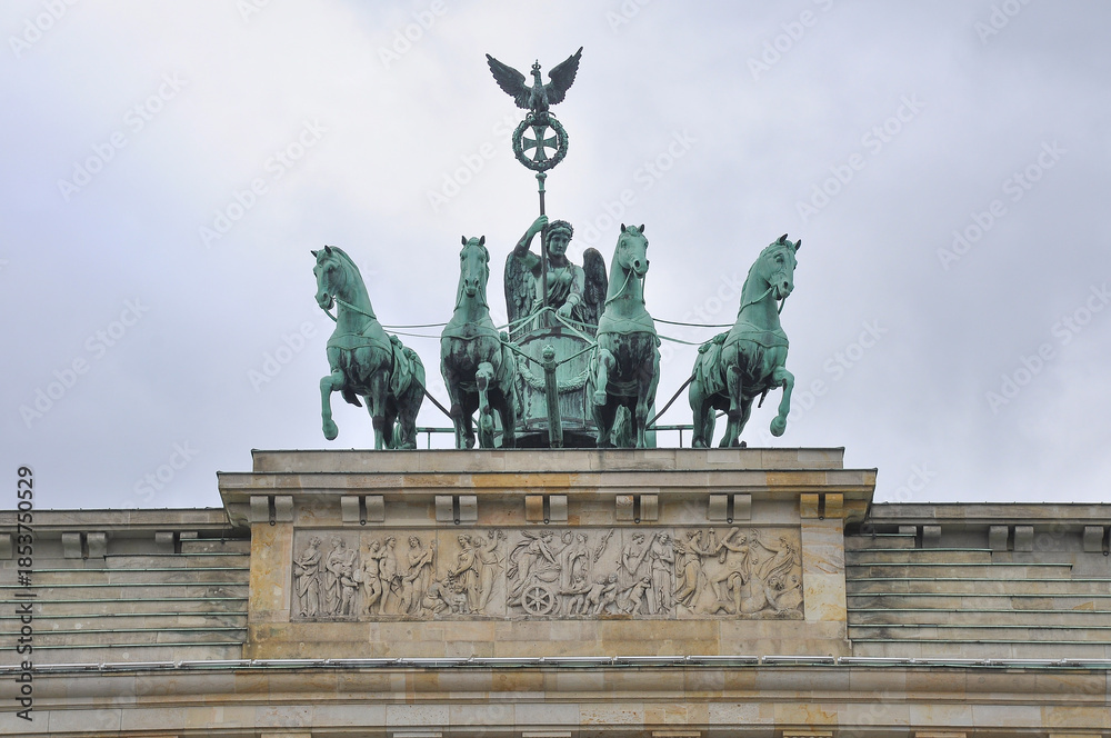 Obraz premium Statue of the goddess Victoria on the Brandenburg Gate in Berlin