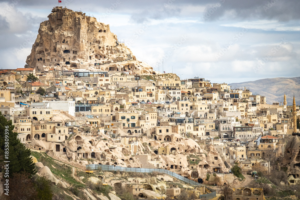 Obraz premium uchisar castle, cappadocia, fairy chimneys, caves, chimneys, sandstone, turkiye, turkey