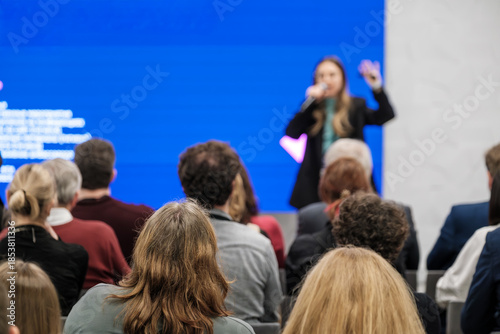 Foto Presenter speaks to attentive crowd during corporate conference