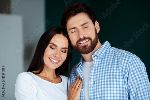 Φωτογραφία Romantic indoor moment: a happy married couple share a tender, cozy, intimate sm