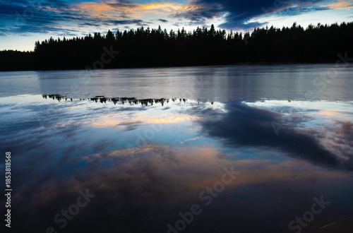 Abend am winterlichen Himmelteich im Waldviertel von Niederösterreich Europa