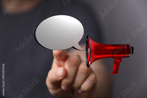 Fotografia A person uses a digital loudspeaker to display a speech bubble, concept about communication, announcements and sharing ideas