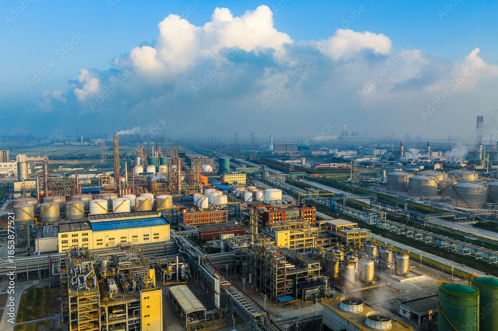 Obraz premium Aerial shot of a large chemical plant and oil refinery with pipeline equipment in industrial area