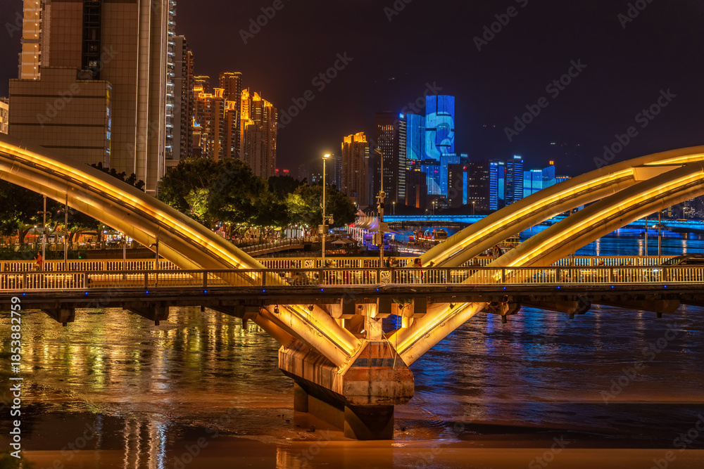 Obraz premium Illuminated Bridge Over River at Night