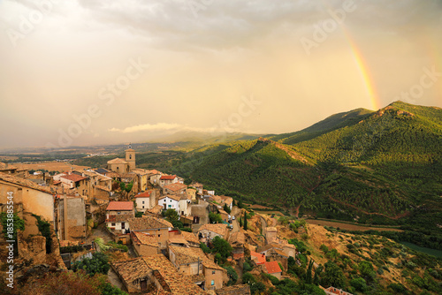 pueblo medieval al atardecer con tormenta y arco iris vista aérea navarra gallipienzo pamplona 4M0A9314-as25