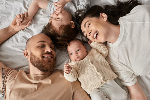 Foto Joyful family moments shared at home create lasting bonds of love and laughter
