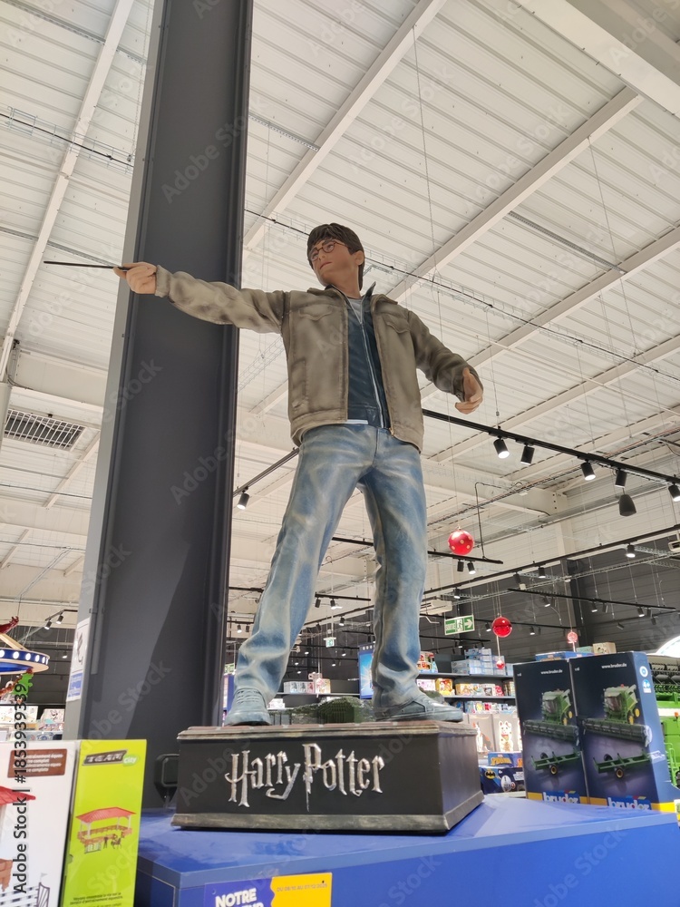 Fototapeta premium Saintes, France - December 17, 2025: Joue Club. Harry Potter figurine displayed in a retail store, showcasing detailed craftsmanship and vibrant colors, capturing the essence of the beloved character