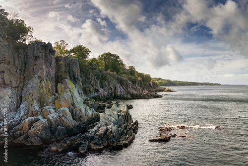 Foto drone view of the Sanctuary Rock cliffs and North Sea on the north side of the D