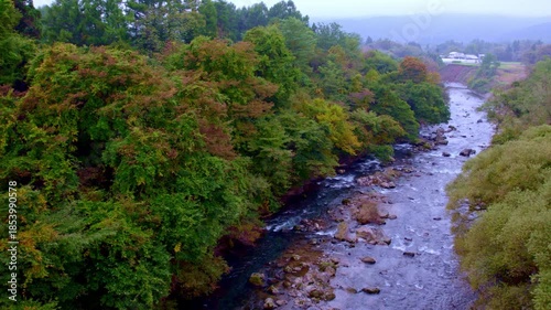 紅葉が進む穏やかな渓流