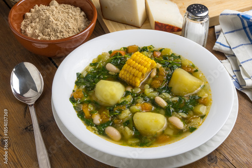 Plato de potaje de berros con queso de cabra y gofio, típico de las islas Canarias