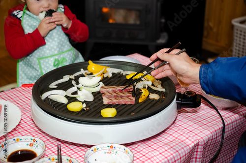 ホットプレートで食事中の家族