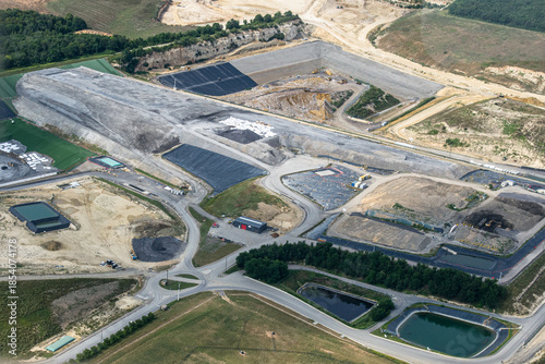vue aérienne d'une carrière à Guitrancourt en Seine maritime en France