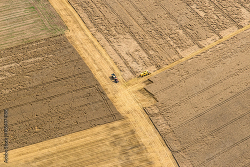 vue aérienne d'un tracteur dans un champ en Seine maritime en France