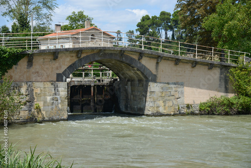 écluse sur le canal du Midi au sud de le France