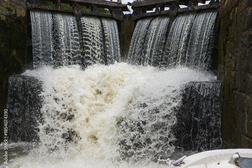 écluse sur le canal du Midi au sud de le France