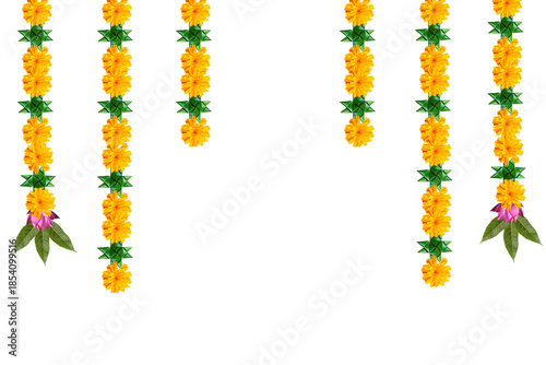 Photos Indian festival Thoranam or Toran of marigold flowers isolated on transparent background with lotus flower and mango leaf, hanging in entrance of house, reception, mall, temple, functions
