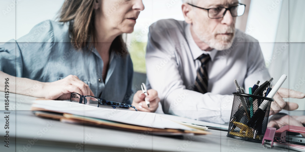 Obraz premium Two mature business people working together, geometric pattern