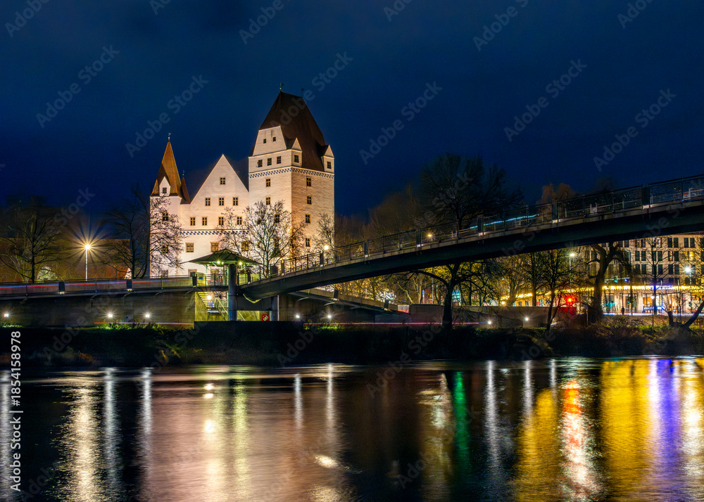 Naklejka premium Neues Schloss und Bayerisches Armeemuseum mit Donausteg und Wasserspigelung in der Donau bei Nacht, Ingolstadt, Oberbayern, Bayern, Deutschland