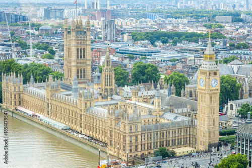 Fotografie High-angle scenic view of the Palace of Westminster and the River Thames in Lond