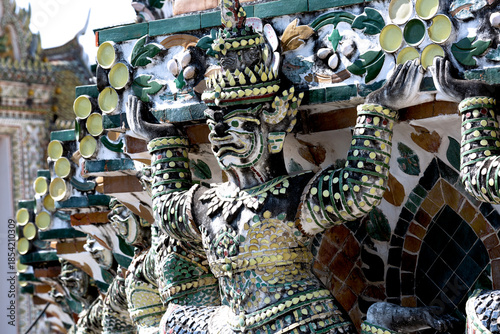 demonios protectores sujetan la pagoda