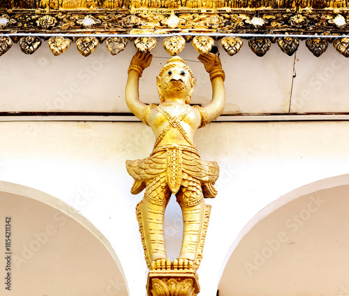 protector del templo bajo la cornisa