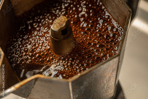 caffè caldo che bolle dentro ad una moka