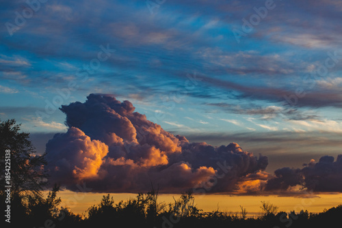 bellissime nuvole colorate di arancione dalla luce del sole al tramonto, in un cielo parzialmente sereno, visto da un ambiente naturale di campagna in Italia