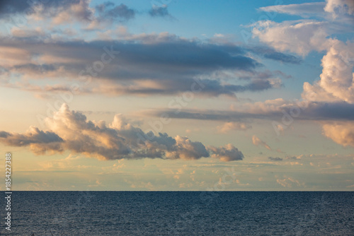 vista dettagliata verso l'orizzonte dell'alba sul mare Adriatico, con cielo parzialmente nuvoloso, dalle costa dell'Italia nord orientale
