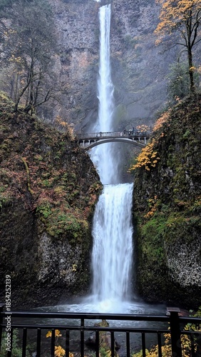 Multnomah waterfall in autumn, Oregon