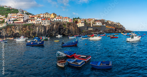 Barcas bajo los acantilados de Camara de Lobos, Madeira