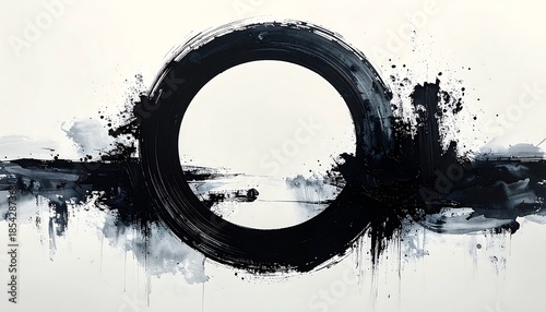 墨が円を描いた大胆な筆致が精神性と余白を強調する抽象表現