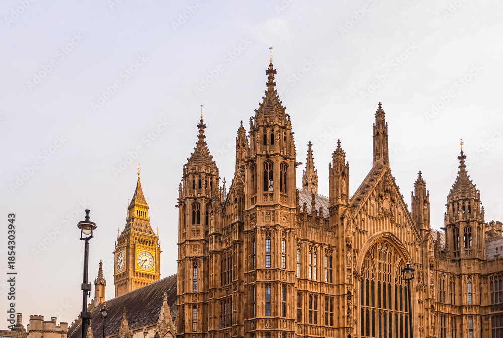 Obraz premium Westminster Palace and Elizabeth Tower in London, symbolizing British government, history, and travel