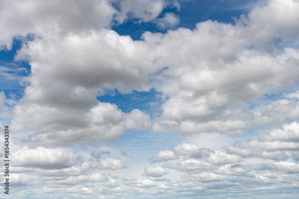 Obraz premium Cumulus clouds in the blue sky