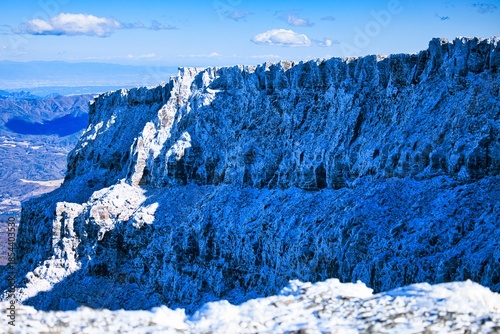 冠雪の八ヶ岳連峰の硫黄岳の爆裂火口