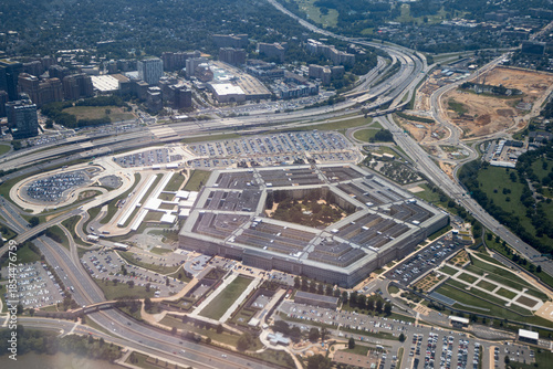 Foto Aerial view of the Pentagon complex with surrounding roads, parking and greenery
