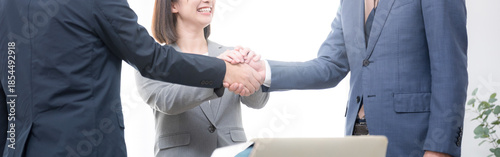 Cuadro en lienzo 握手をするビジネスマン3人の契約、m＆a、協業や協力イメージ　顔無しのバナー