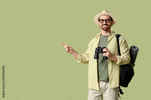 Young male tourist with bin...