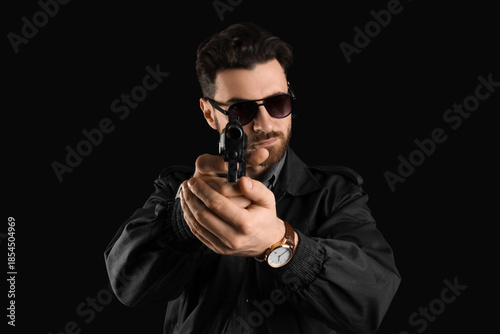 Male police officer with gu...