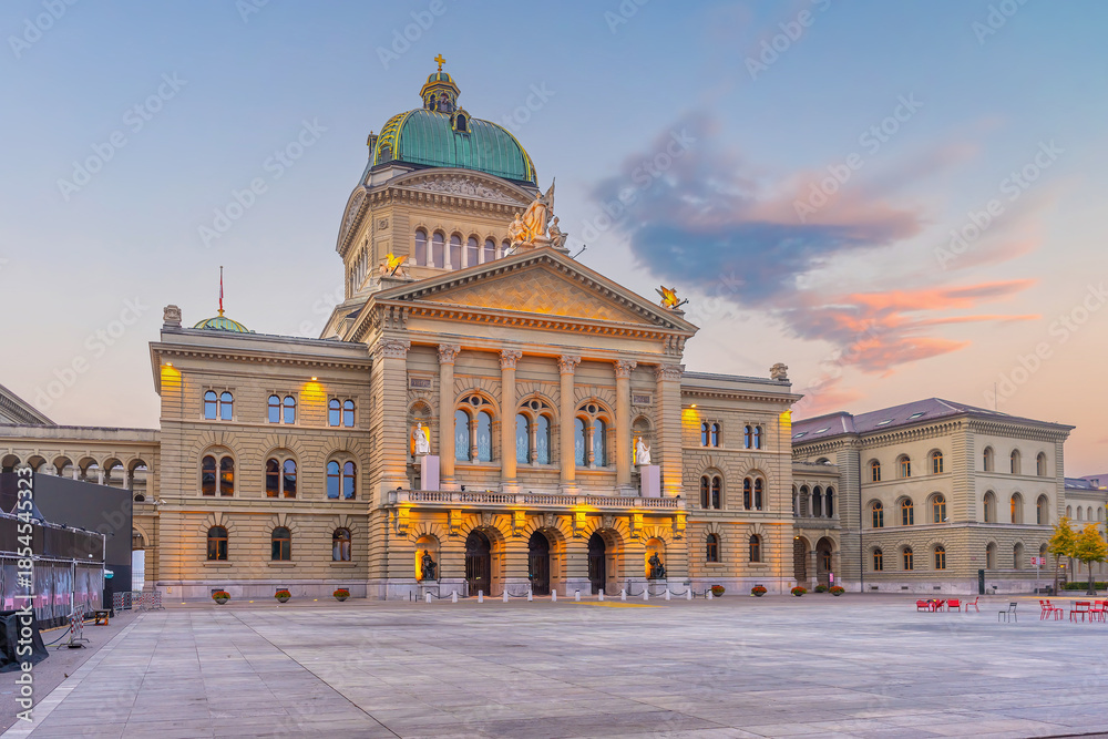 Fototapeta premium The Swiss parliament building Bundeshaus in twilight, Bern