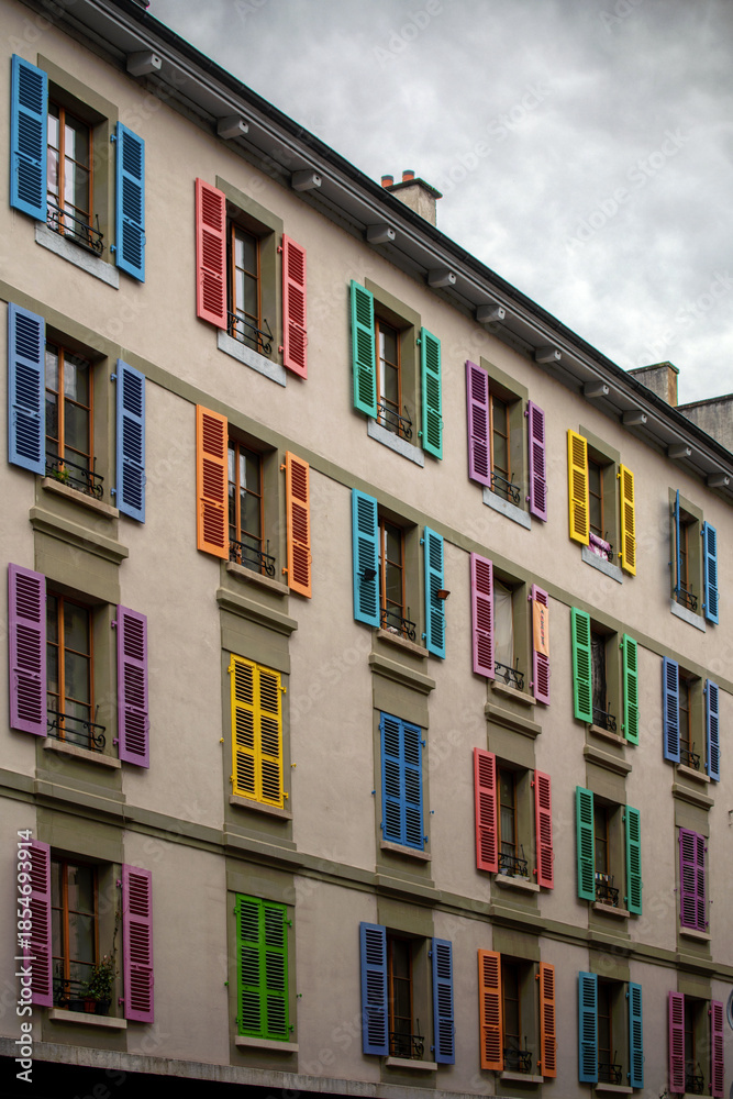 Obraz premium Immeubles aux volets colorés