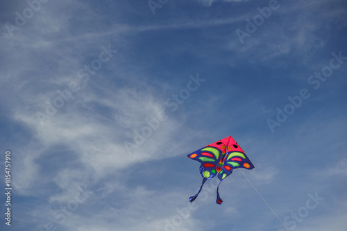 aquilone dai colori brillanti che vola nel cielo prevalentemente sereno durante il giorno