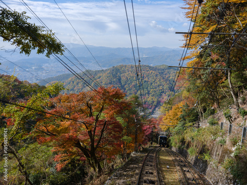 秋の京都 比叡山の紅葉 叡山ケーブルカーの車窓