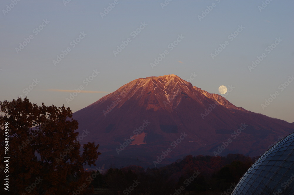 Fototapeta premium 大山と月