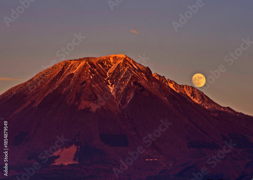 大山と月