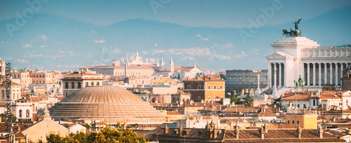 Canvastavla Rome, Italy. Sloping Roof Of Pantheon And Cityscape Of Town