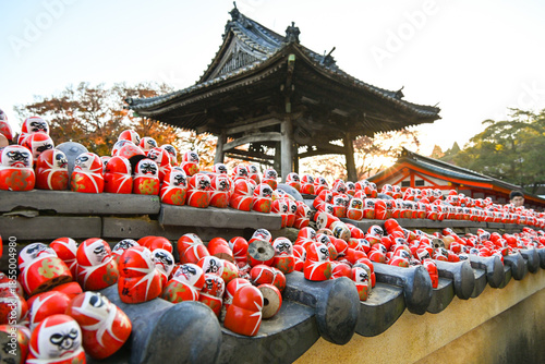 日本 大阪の勝尾寺の積み上げられたダルマ