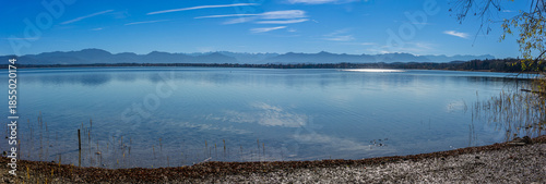 Schönes Bayern: Spaziergang, Wanderung am Starnberger See im Herbst, Nähe Bernried: Blick auf Seeshaupt und die Berge, Alpen im Hintergrund, Weitwinkel, Panorama