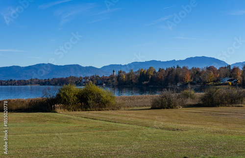 Schönes Bayern: Spaziergang, Wanderung am Starnberger See im Herbst, Nähe Bernried: Blick auf Seeshaupt und die Berge, Alpen im Hintergrund