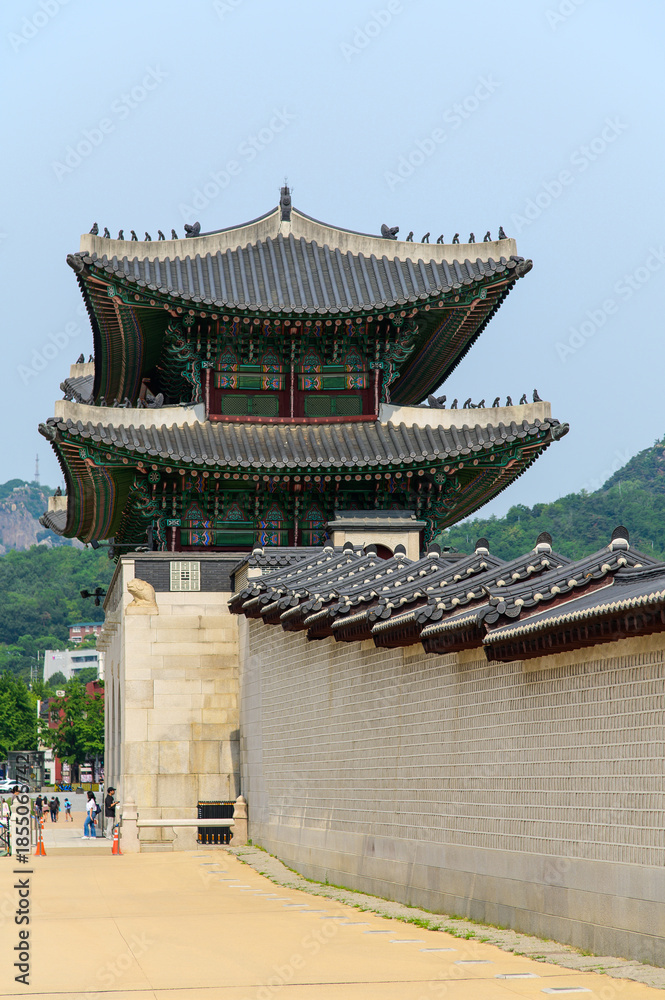 Naklejka premium 韓国ソウルにある景福宮のとても美しい風景A very beautiful view of the gate in Seoul, Korea